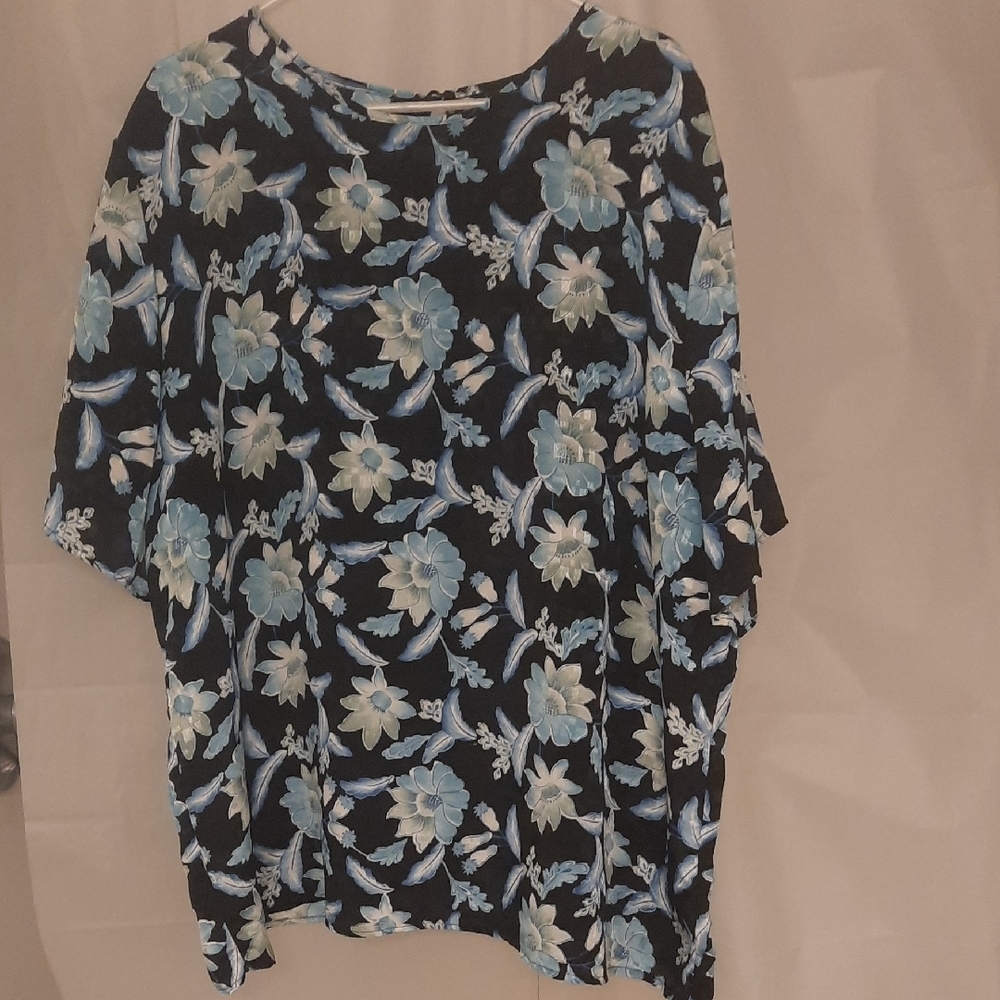Host Pick 5/28 Floral Black and Blue Women's Top